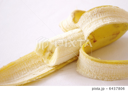 食べかけのバナナの写真素材