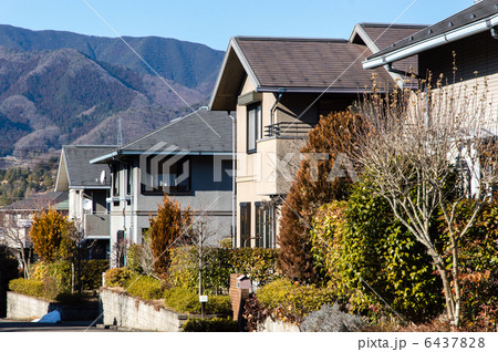 生垣のある町並み 6437828