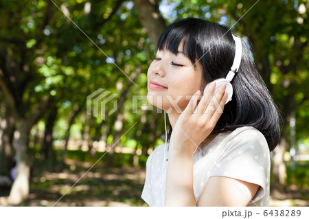 公園で音楽を聴く女性 6438289