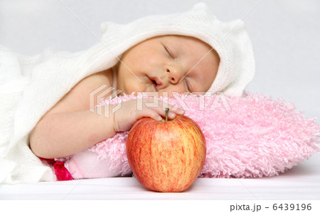 Baby with apple 6439196