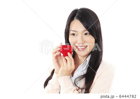 ハートのプレゼントボックスと若い女性 ハートのプレゼントボックスと若い女性 6444782