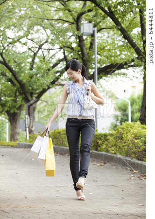 買い物をする女性 買い物をする女性 6444811