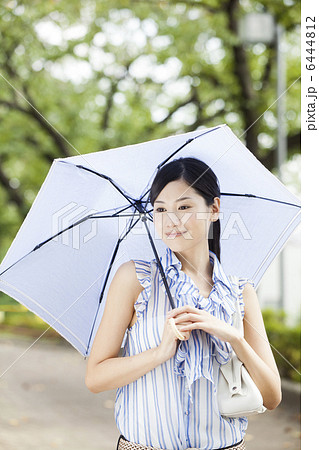 傘をさす女性 傘をさす女性 6444812