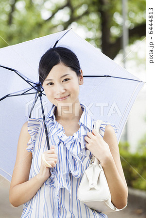 傘をさす女性 6444813