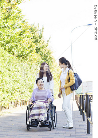 車イスを押す女性 車イスを押す女性 6444841
