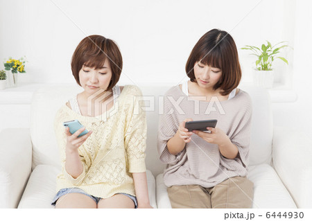 リビングでくつろぐ2人の女性 リビングでくつろぐ2人の女性 6444930