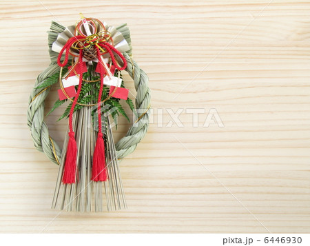 お正月飾り【しめ縄飾り】(木目背景・コピースペース・シンプル・ナチュラル) お正月飾り【しめ縄飾り】(木目背景・コピースペース・シンプル・ナチュラル) 6446930