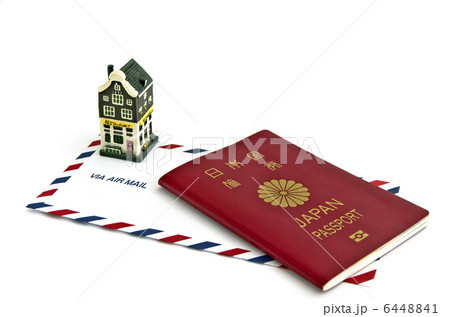 パスポートとエアメールの封筒 6448841