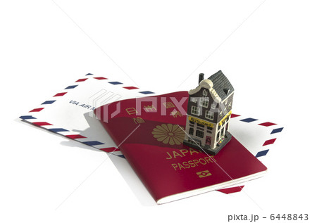 パスポートとエアメールの封筒 6448843