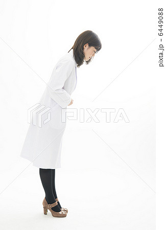 お辞儀をする美人女医 6449088