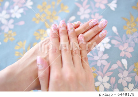 ネイルアートの手と着物 6449179