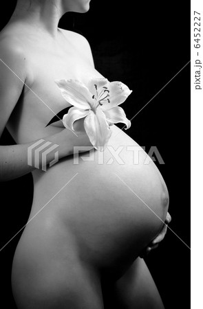 Black and white image of beautiful pregnant woman 6452227