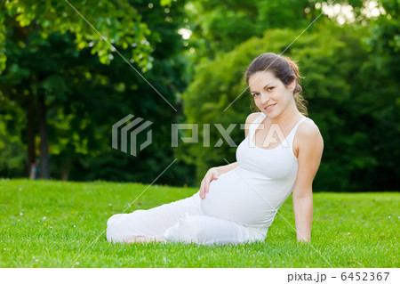 Beautiful pregnant woman in the park 6452367