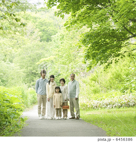 新緑の中で微笑む3世代家族 6456386