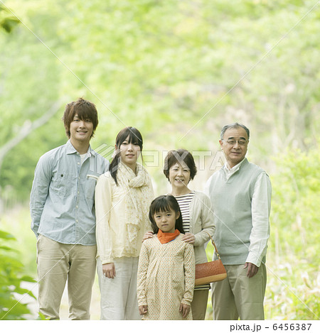 新緑の中で微笑む3世代家族 6456387