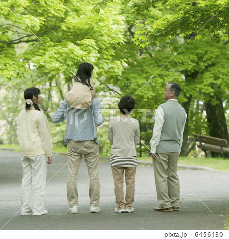 新緑の中に立つ3世代家族の後姿 新緑の中に立つ3世代家族の後姿 6456430