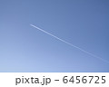 青空の中の飛行機雲 6456725