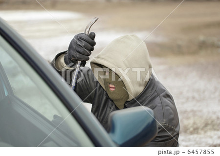 車のドアの近くにバールと強盗 6457855