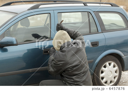 車のドアを開こうとするとクローバと強盗 6457876