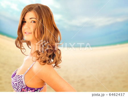 Happy young woman on the beach, beautiful female face outdoor po 6462437