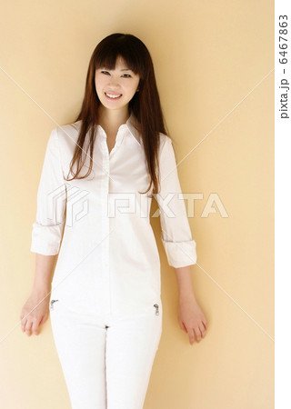バック紙に立つ女性 バック紙に立つ女性 6467863