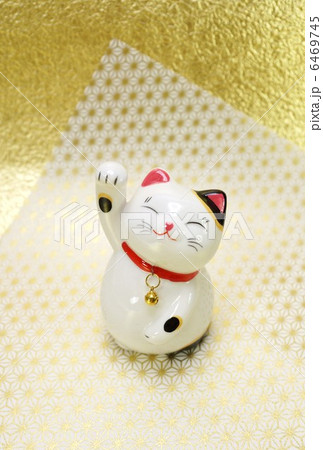 年賀状素材・かわいい笑顔の招き猫・和紙バック縦位置ハガキ対応比 6469745