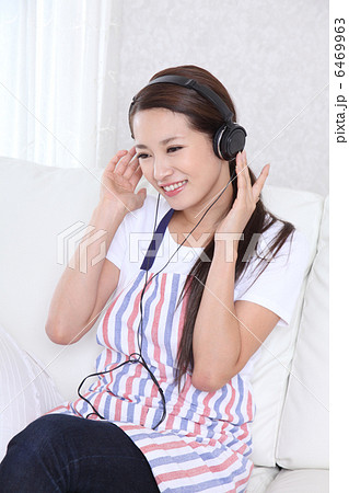 音楽を聴く主婦 音楽を聴く主婦 6469963