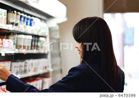 コンビニに寄る女子高生 6470399