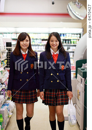 コンビニに寄る女子高生 コンビニに寄る女子高生 6470427