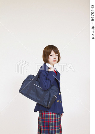 カバンを持つ女子高生の写真素材