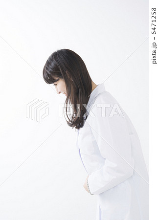 お辞儀をする女医 6471258