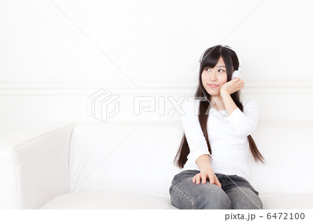 音楽を聴く女性 音楽を聴く女性 6472100
