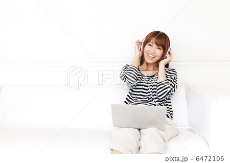 音楽聴く女性 6472106