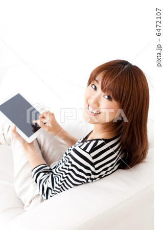 タブレットPCを楽しむ女性 6472107