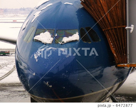 降雪の成田空港 6472877