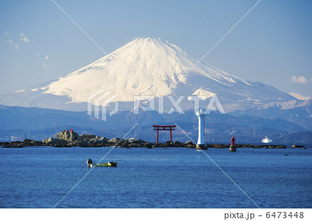 富士山と鳥居とミツキ漁 6473448