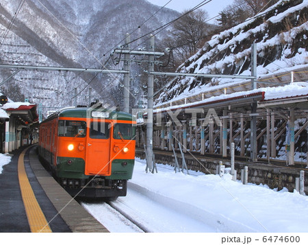雪の水上駅を出る115系電車 雪の水上駅を出る115系電車 6474600