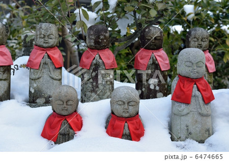 雪に埋もれたお地蔵様 6474665