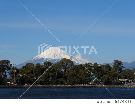 大瀬崎　大瀬神社　富士山雪化粧　 6474843