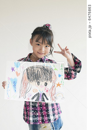 自分の描いた絵を見せる女の子の写真素材 [6476863] - PIXTA