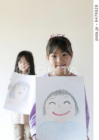 自分の描いた絵を見せる2人の女の子の写真素材 [6476928] - PIXTA