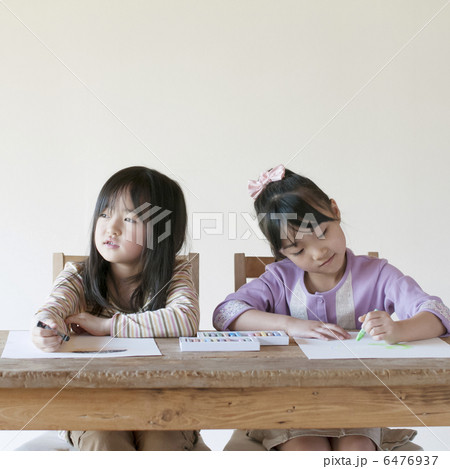 絵を描く2人の女の子 6476937