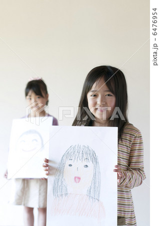 自分の描いた絵を見せる2人の女の子の写真素材 [6476954] - PIXTA