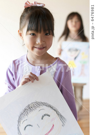 自分の描いた絵を見せる2人の女の子の写真素材 [6476981] - PIXTA