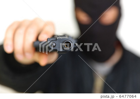 銃を持った覆面の男 6477064