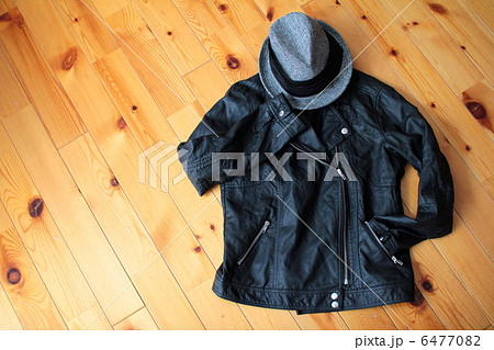 ライダースジャケットとツイードの中折れ帽 6477082