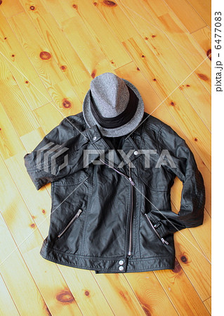 ライダースジャケットとツイードの中折れ帽 6477083