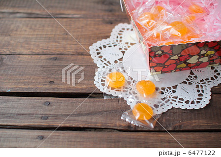 箱に入れた個包装のキャンディ　ホワイトデーイメージ 6477122