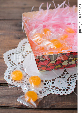 箱に入れた個包装のキャンディ　ホワイトデーイメージ 6477123