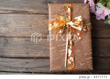 プレゼントの小箱と桜の造花 春のお祝いイメージ プレゼントの小箱と桜の造花 春のお祝いイメージ 6477773